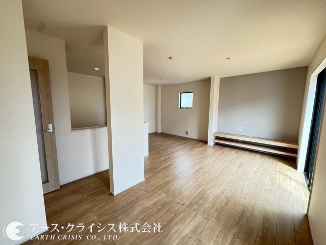 【居間・リビング】 | 木間ヶ瀬Ⅵ　全10棟 | 光と風がはいりこむ贅沢なゆとり空間は広いリビングにたっぷり陽差しが差し込む匠な空間を演出。木目調のフローリングは木のぬくもりと暖かさを感じさせる居心地良い空間です。