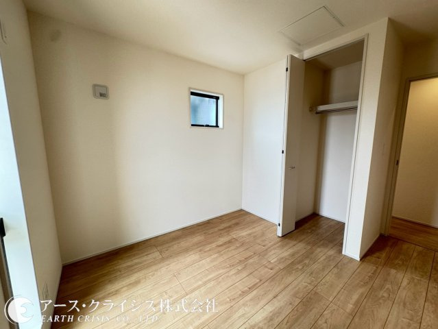 【洋室】 | 木間ヶ瀬Ⅵ　全10棟 | 各居室に収納を備え、衣類や季節用品、日用品まですっきり整理整頓。住空間を広々と使え、片付けがしやすい快適な暮らしをサポートします。