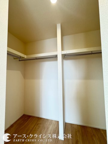 【収納】 | 木間ヶ瀬Ⅵ　全10棟 | オールシーズンの衣類や帽子など小物を一括収納！衣替えの手間が省けます。かさばりがちな大きなスーツケース・衣装ケースなども、ゆったりと収納できます。