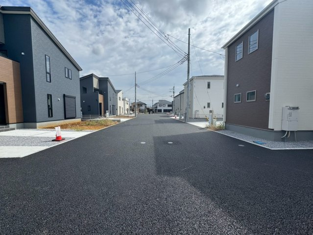 【前面道路含む現地写真】 | 木間ヶ瀬Ⅵ　全10棟 | 車通りの少ない落ち着いた街並みに誕生した新築住宅。明るい陽射しが差し込む住空間と高い住宅性能が、家族みんなの毎日にゆとりを与えてくれます。