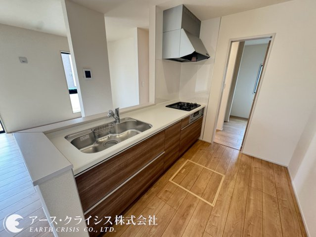 【キッチン】 | 木間ヶ瀬Ⅵ　全10棟 | 機能的なワークスペースを実現した対面式キッチンは家族の会話が弾み、お料理の間もこどもに目配りが出来ます。まとめ買いしてもこの収納量なら心配いらずの、床下収納付き。