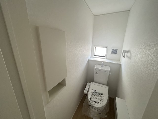阿南市那賀川町北中島　第二号棟新築戸建てのトイレ