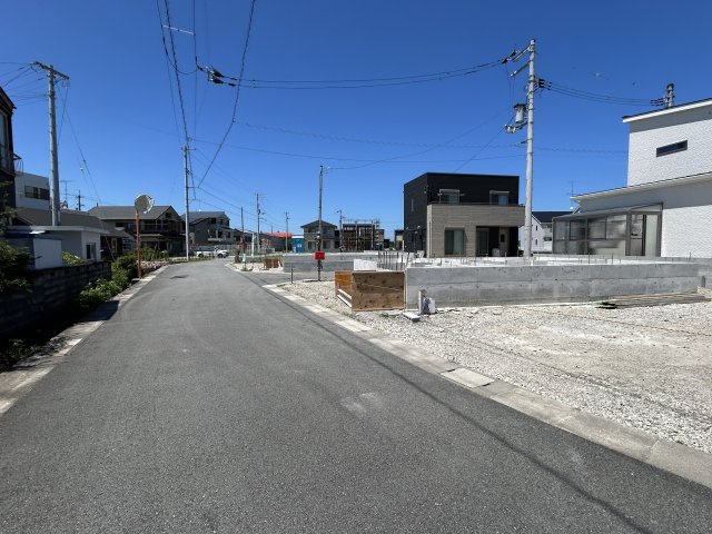 阿南市那賀川町北中島　第二号棟新築戸建ての前面道路含む現地写真