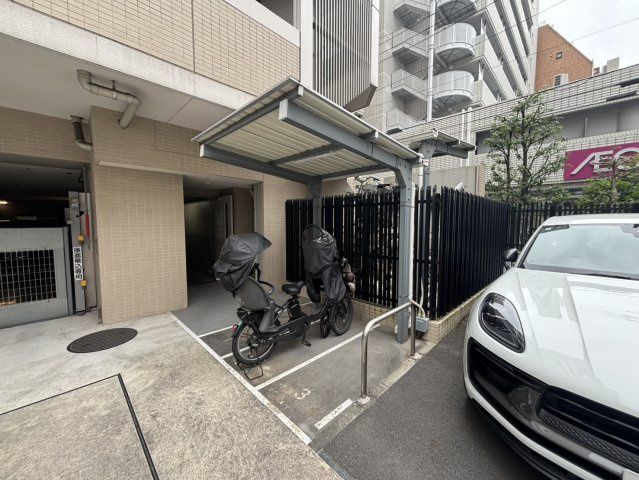 プラウド上野松が谷の駐輪場