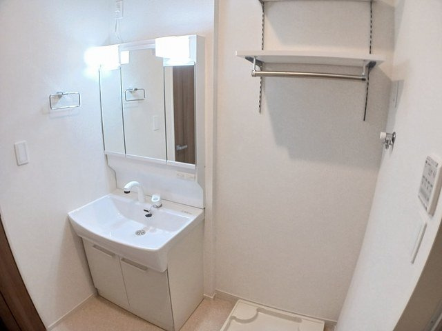 エムロード　Ａの洗面所|明るい洗面所です