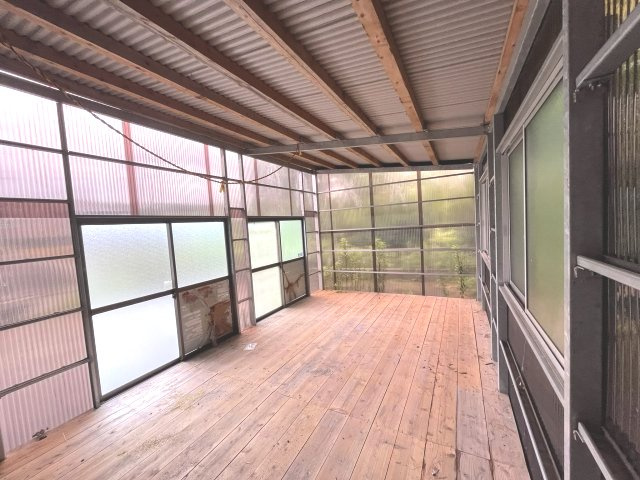 志布志市安楽　３LDK一戸建てのその他|住宅に附属する鉄骨造の倉庫は面積が約20㎡ありますので、天気の悪い日や桜島の火山灰が降る日でも安心して洗濯物を干せそうです