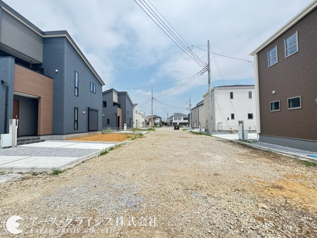 【前面道路含む現地写真】 | 木間ヶ瀬Ⅵ　全10棟 | 車通りの少ない落ち着いた街並みに誕生した新築住宅。明るい陽射しが差し込む住空間と高い住宅性能が、家族みんなの毎日にゆとりを与えてくれます。