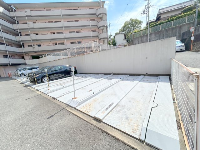 タワー　ア・ラ・モードの駐車場
