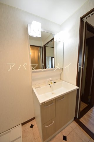 【洗面所】 | リバーシティ中山C棟 | 明るい洗面所です