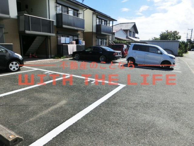 コンフォート山川【キャッシュバック対象物件】の駐車場|車をお持ちの方に嬉しい駐車場付きの物件です