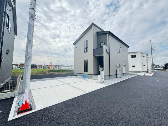 【外観】 | 木間ヶ瀬Ⅵ　全10棟 | ゆとりある敷地と使いやすい配置設計。共働き世帯や来客時にも便利な駐車スペースを確保しながら、住まい全体に開放感をもたらしています。