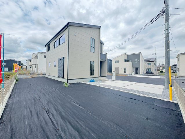 【外観】 | 木間ヶ瀬Ⅵ　全10棟 | シンプルながらも上質感のある外観デザインを採用。洗練されたフォルムと落ち着いた色合いが、住まい全体に上品な印象を与えます。季節や時間帯によって異なる表情を楽しめるのも魅力の一つ。