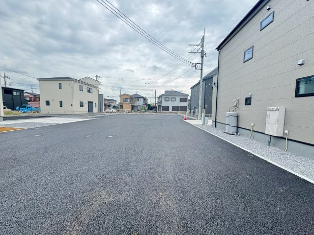 【前面道路含む現地写真】 | 木間ヶ瀬Ⅵ　全10棟 | 車通りの少ない落ち着いた街並みに誕生した新築住宅。明るい陽射しが差し込む住空間と高い住宅性能が、家族みんなの毎日にゆとりを与えてくれます。
