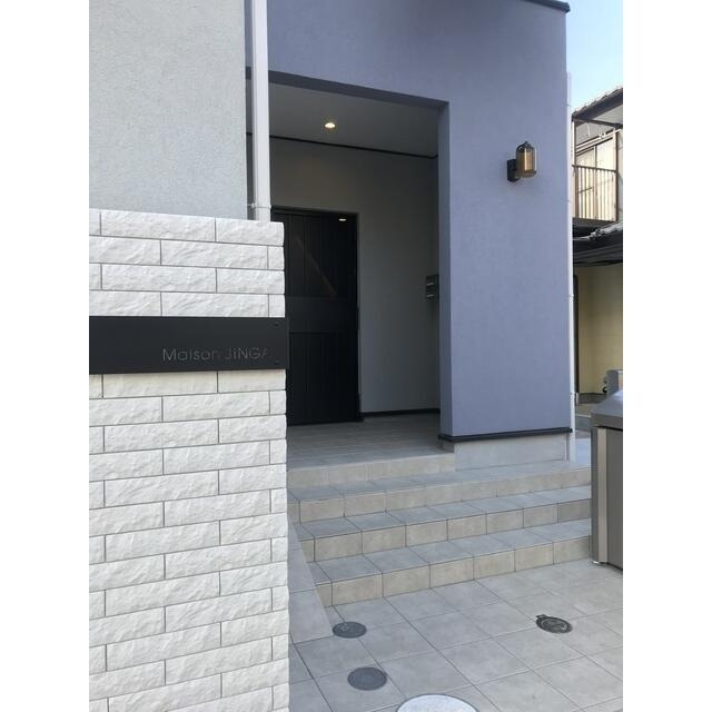 稲城市百村のアパートのエントランス