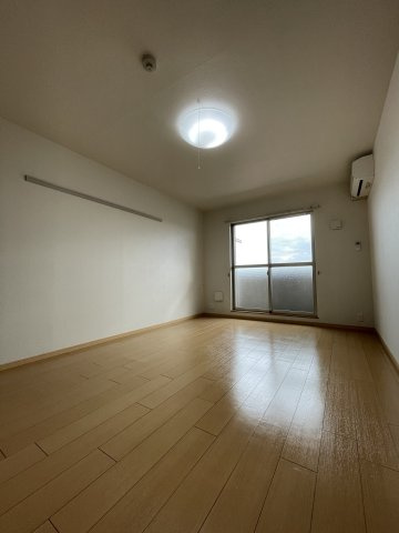 ランデュール逆瀬川　の居間・リビング|ゆったりとした居間です