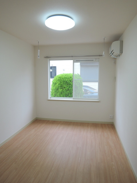 モンシャトー東伏見の居間・リビング|★リフォーム済みでキレイな内装のお部屋です★