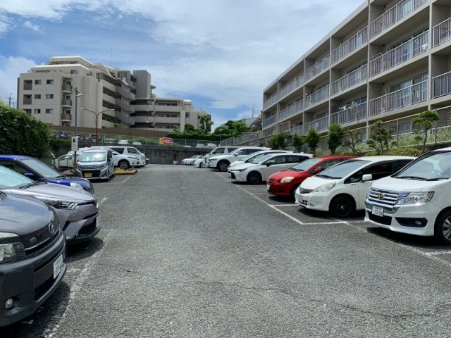 グランベール刀根山の駐車場