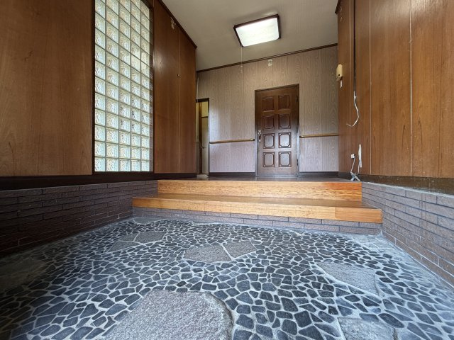 御所市増　中古戸建の玄関