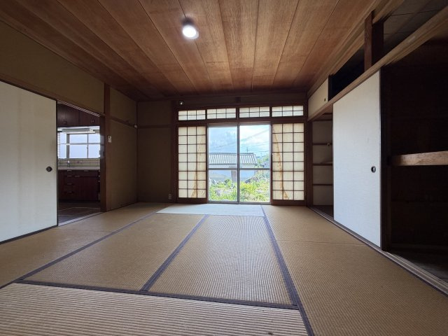 御所市増　中古戸建の和室|玄関横の８帖の和室♪