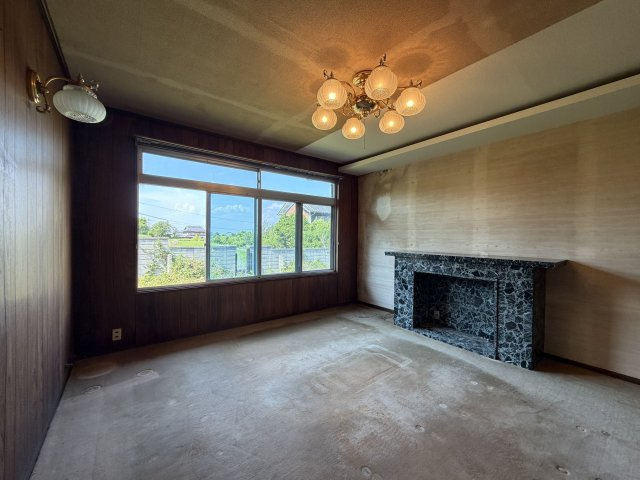 御所市増　中古戸建の洋室|玄関前の洋室８帖♪
