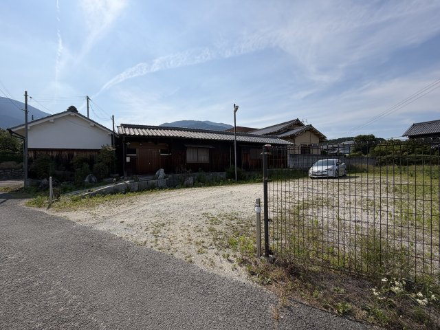 御所市増　中古戸建の外観|広々駐車スペース♪