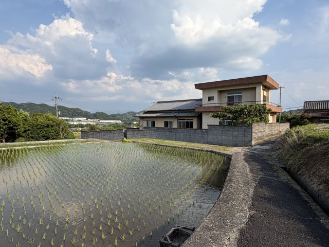 御所市増　中古戸建の外観|周辺には田畑が広がり、のどかな景観が魅力♪