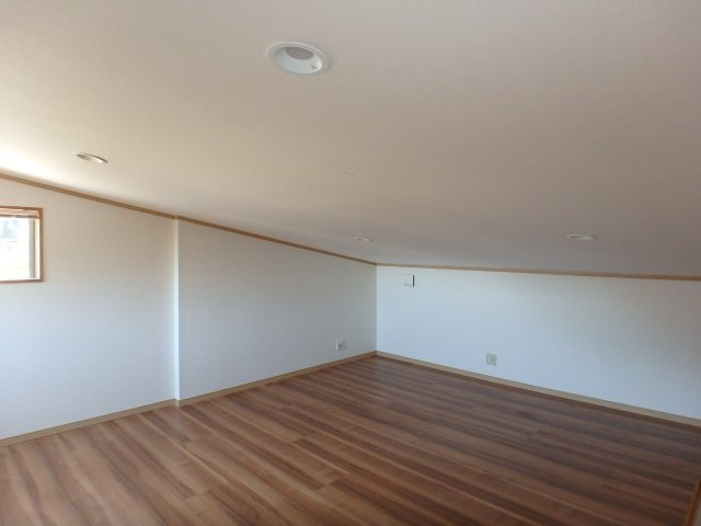 河津町峰車庫付き中古住宅の洋室