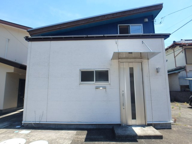 河津町峰車庫付き中古住宅の外観