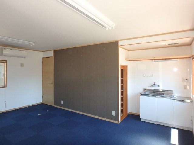 河津町峰車庫付き中古住宅の居間・リビング