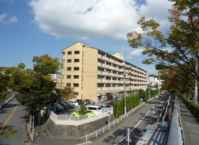 公社山田西Ｃ団地A１棟の外観
