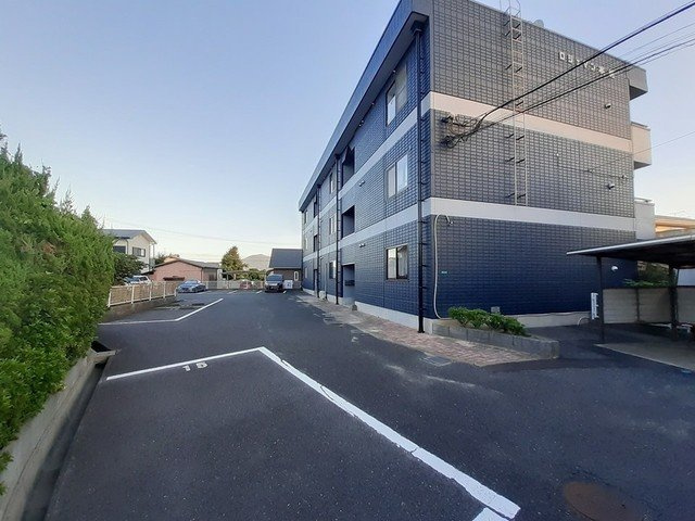 ロジュマン本城の駐車場