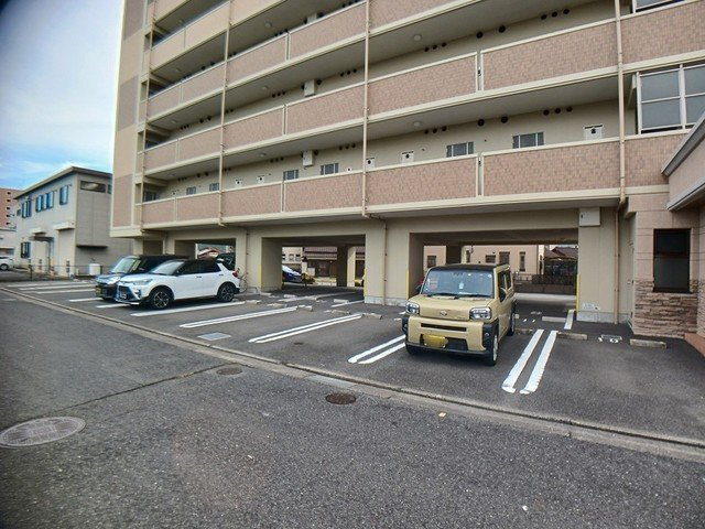 エヴァーグリーンＭの駐車場
