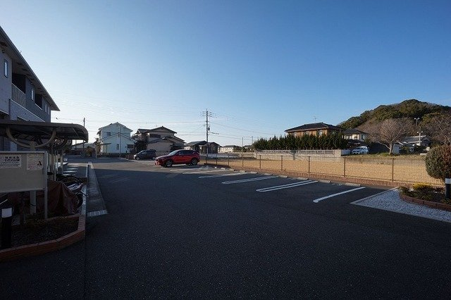 メゾンウィズⅡの駐車場