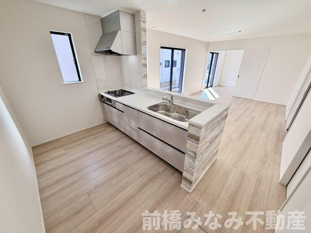 【新築】前橋市朝日が丘町　限定１棟　ハートフルタウン　新築建売のキッチン|キッチンでお料理をお楽しみください