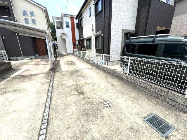 河内長野市原町３丁目の一戸建ての駐車場