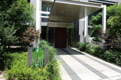 【エントランス】 | ローレルタワー梅田 | 周囲には医療施設、公園、小中学校があり、住環境の整ったエリアです。