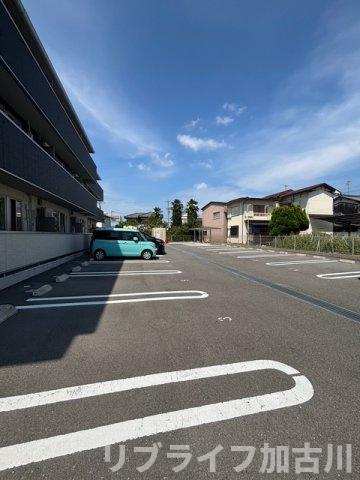 メゾン・ド・クルーの駐車場