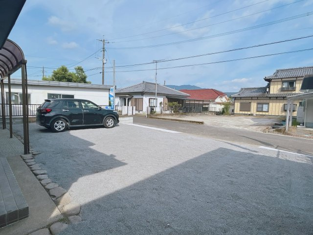 都城市高城町大井手の中古一戸建の駐車場