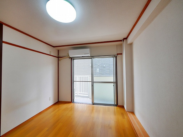 森本マンションの洋室