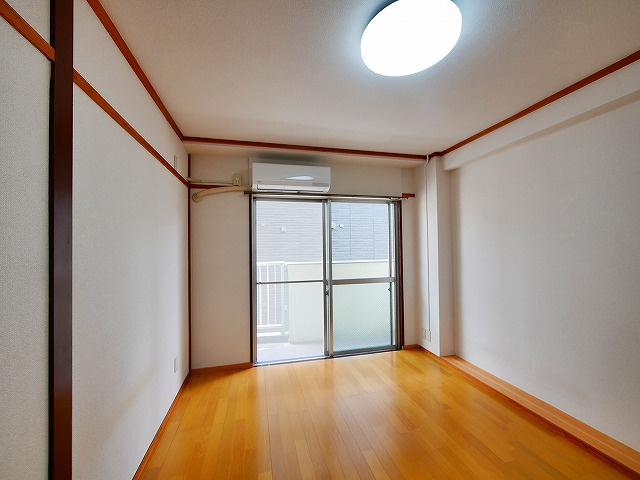 森本マンションの洋室