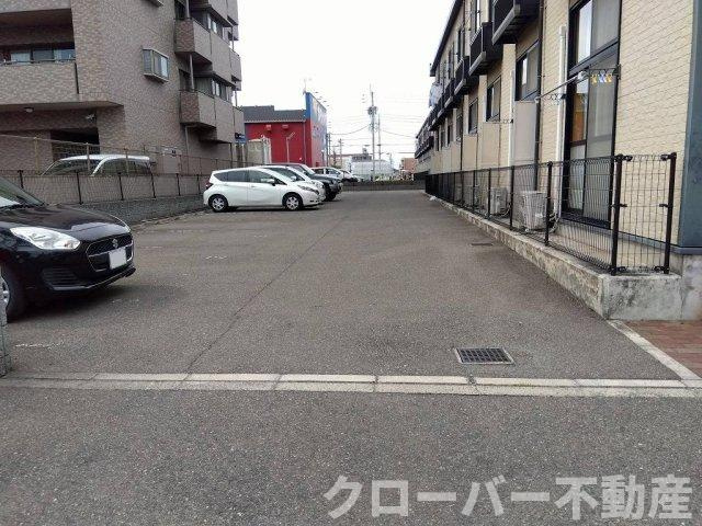 レオパレスアリナンの駐車場