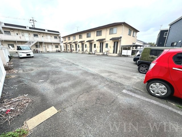 ヒルズTNの駐車場