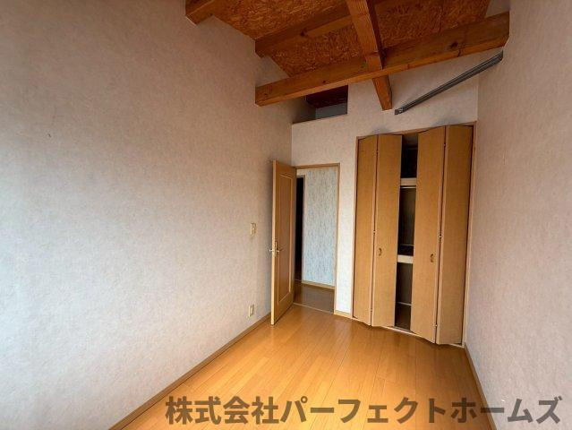 松丘町戸建の洋室|使い勝手のいい洋室です