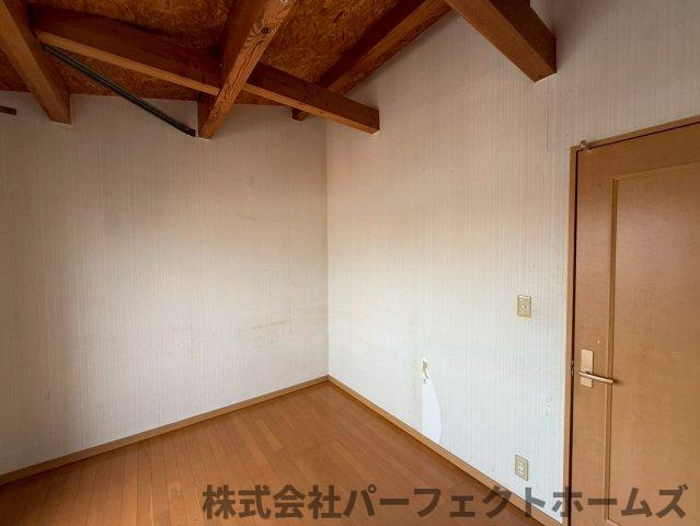 松丘町戸建の洋室|落ち着いた色調の洋室です