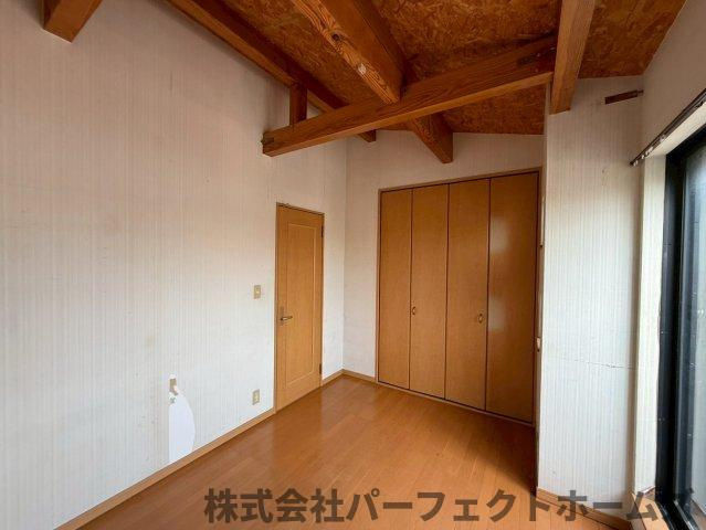 松丘町戸建の洋室|落ち着いた色調の洋室です