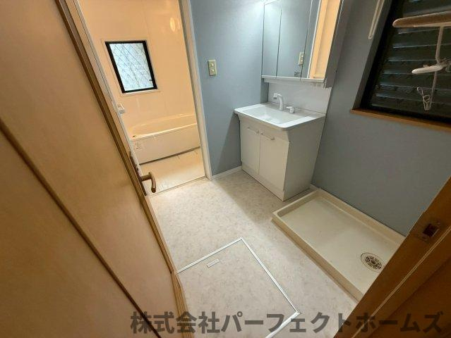 松丘町戸建の洗面所|スペースが確保できる洗面所です