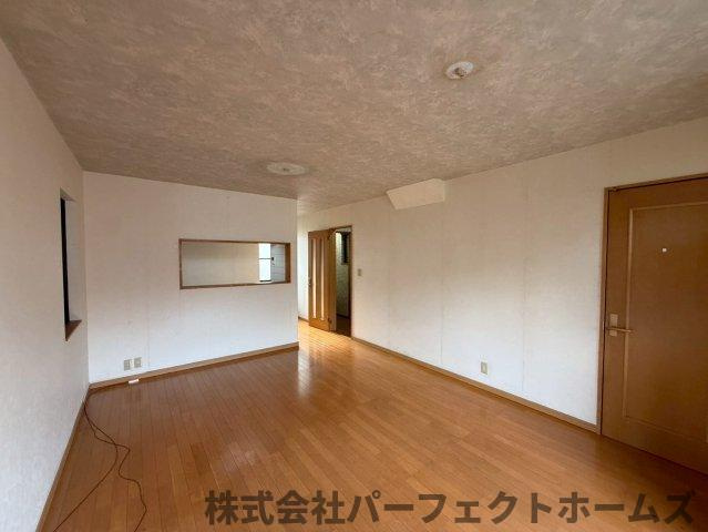 松丘町戸建の居間・リビング|使いやすい居間です