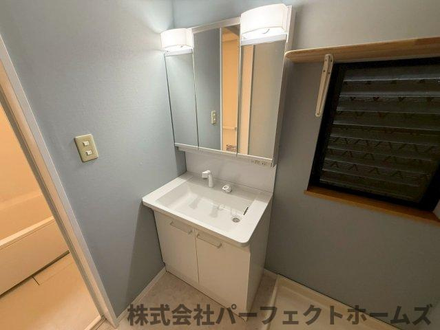 松丘町戸建の独立洗面台|朝の支度にも助かる、独立の洗髪洗面化粧台