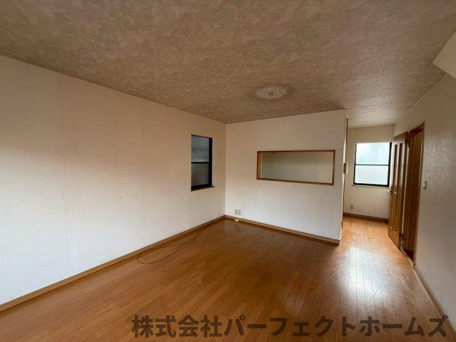 松丘町戸建の居間・リビング|ゆったりとした居間です
