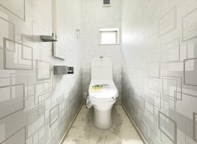 【トイレ】 | 志木市柏町2丁目　中古一戸建住宅　(丸井志木店) | 2階トイレ／各トイレは手すり付。立ち座りをサポートし、小さなお子さまからご年配の方まで、安心してお使いいただけます。